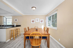2 Bedroom Oasis with Backyard next to Beach